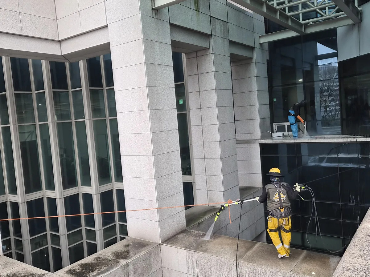 안성시 대덕면 상가건물 옥상 파라펫 장비 주변 정밀 위생청소 사례 - 행진크린