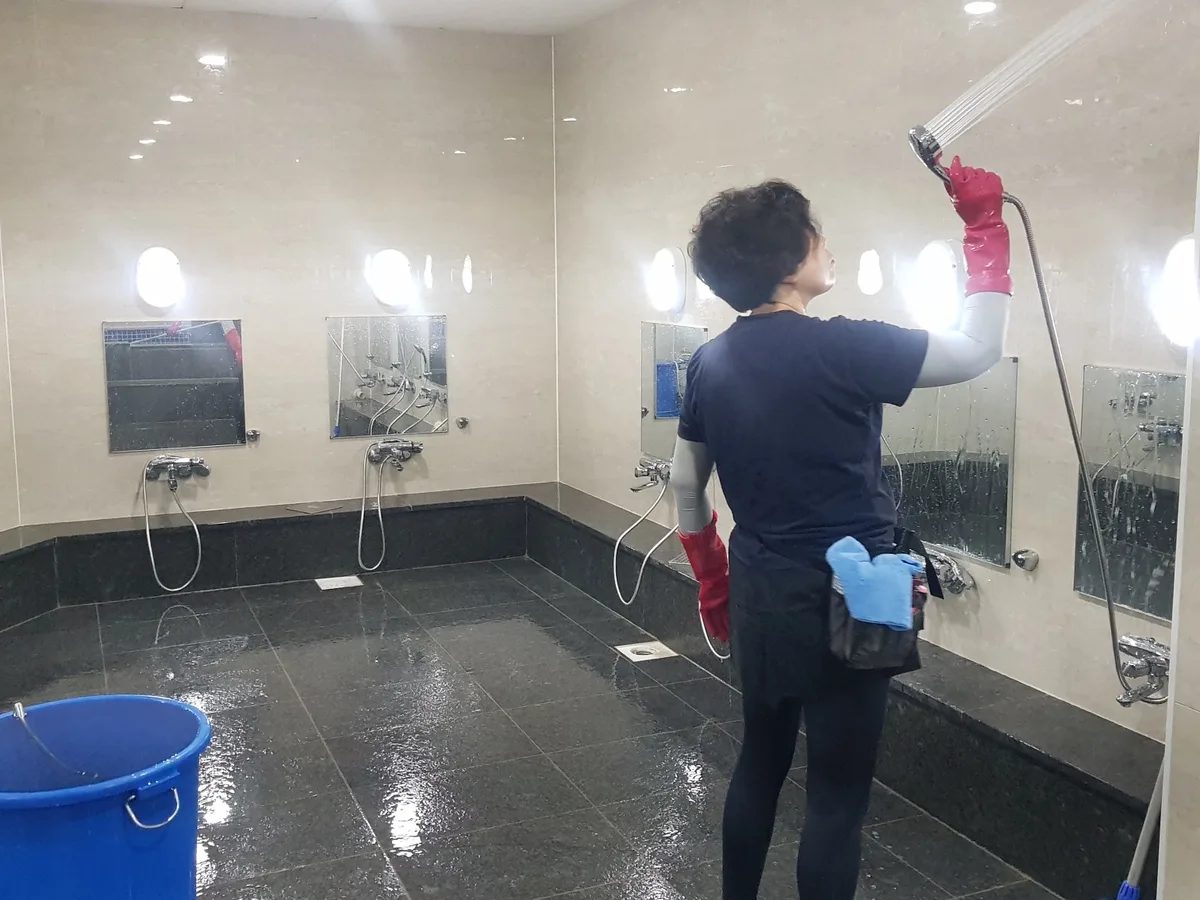 여주시 신진동 목욕탕 탈의실·파우더룸 바닥 위생청소 사례 - 행진크린